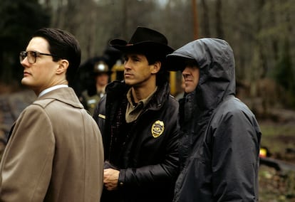 Los actores Kyle MacLachlan y Michael Ontkean, junto a David Lynch, en la grabación del episodio piloto de 'Twin Peaks'. 