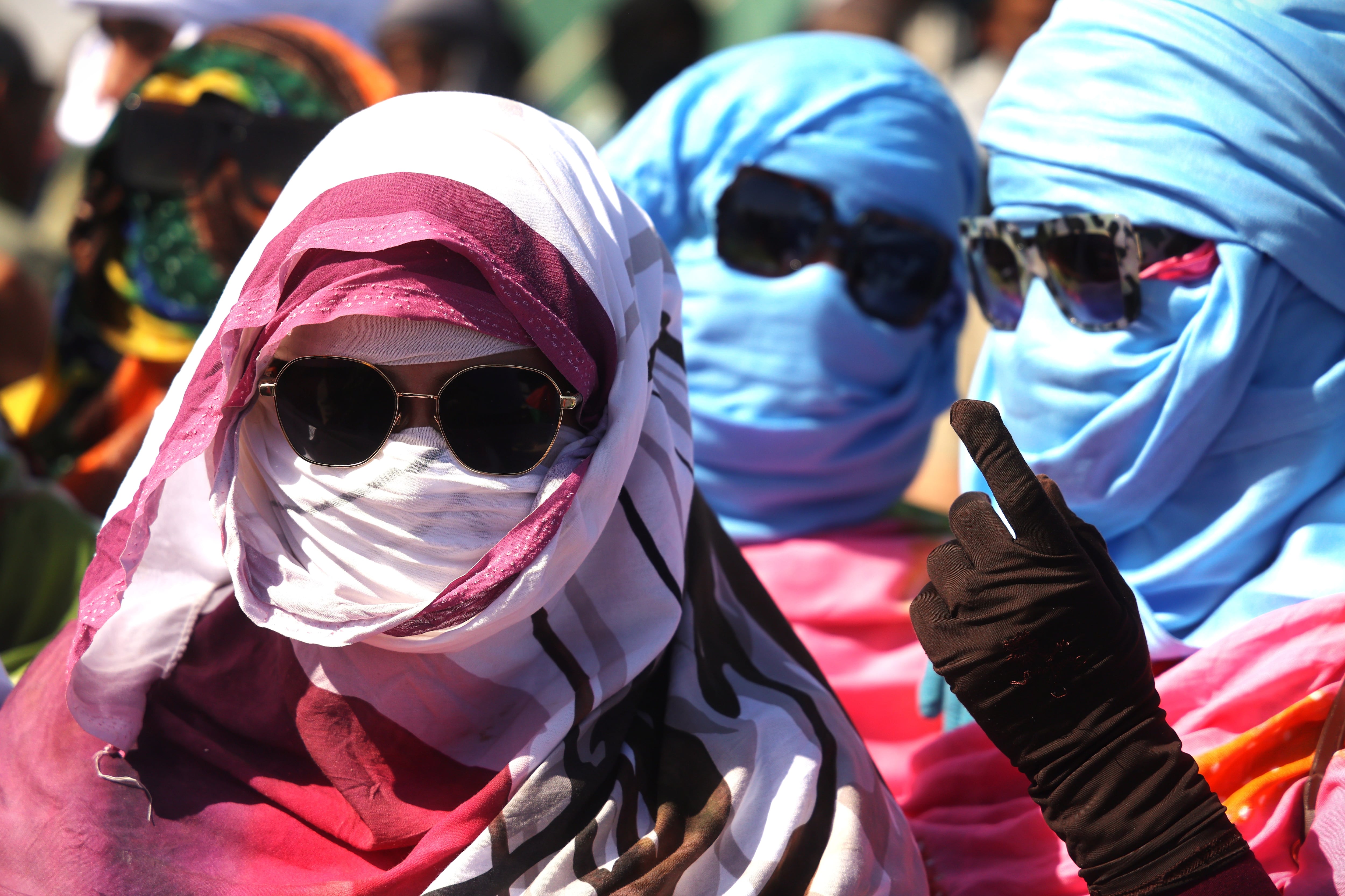 Un grupo de mujeres durante un desfile militar de fuerzas del Polisario el 8 de abril en los campamentos de refugiados saharauis de Tinduf (Argelia).