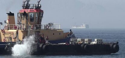 Un remolcador de Gibraltar lanza al mar bloques de hormig&oacute;n. 