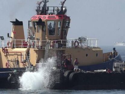 Un remolcador de Gibraltar lanza al mar bloques de hormig&oacute;n. 