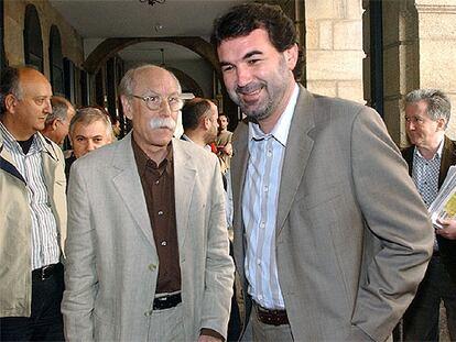 El candidato del BNG Anxo Quintana, con barba, junto al veterano líder comunista Anxo Guerreiro.