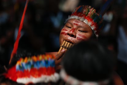 Un indígena del Amazonas toca un instrumento en la Zona Verde de la COP16,este lunes en Cali. 