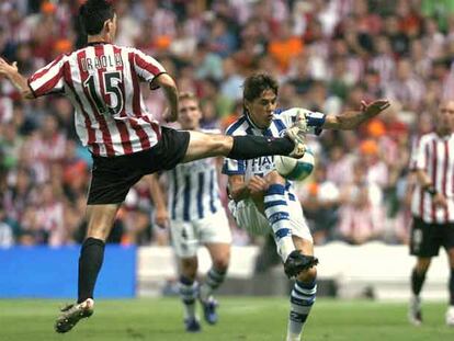 Iraola, del Athletic, disputa el balón a Uranga, de la Real, en San Mamés.