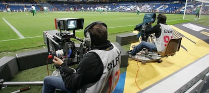 Operarios de cámara durante un partido de fútbol de la liga española.