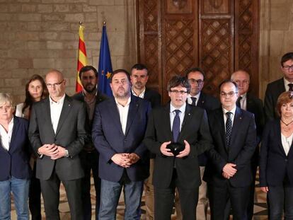 Carles Puigdemont flanqueado por el gobierno catalán.