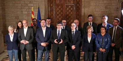 Carles Puigdemont flanqueado por el gobierno catalán.