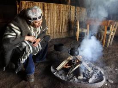 Fotografía del 7 de diciembre de 2012 que muestra al líder de la comunidad Llaguepulli, Mauricio Painefil, mientras prepara té en una cabaña tradicional a orillas del Lago Budi, en la región de la Araucanía, Chile. EFE/Archivo
