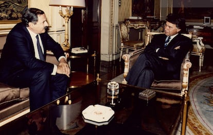 El expresidente del Gobierno, Felipe González, a la derecha, recibe en audiencia a Jesús Ezquerra, embajador de España ante la Santa Sede, en octubre de 1987.