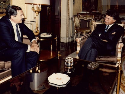 El expresidente del Gobierno, Felipe González, a la derecha, recibe en audiencia a Jesús Ezquerra, embajador de España ante la Santa Sede, en octubre de 1987.