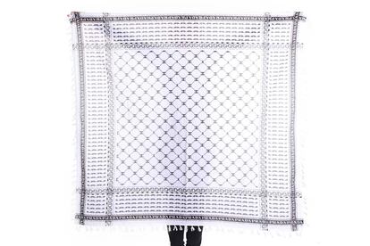 Keffiyeh ‘Made in Palestine’, en el que se incluyen los logos de grandes firmas de lujo.