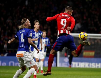 Fernando Torres controla de tacón en el Atlético de Madrid (1)-Alavés (0), partido de la16ª jornada de LaLiga 2017-2018, en el Wanda Metropolitano, el 16 diciembre de 2017.