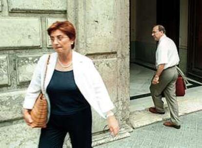 La secretaria provincial del PSOE, Marisa Bustinduy, y Juan Alcaraz, ayer, en Málaga.