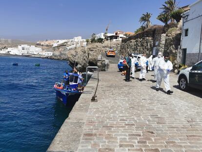 El pesquero 'Fanny', tras desembarcar a migrantes en el muelle del Poris de Abona (Tenerife), este viernes.