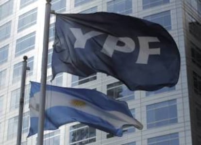 En la imagen, detalle de las banderas de Argentina y de la petrolera YPF. EFE/Archivo