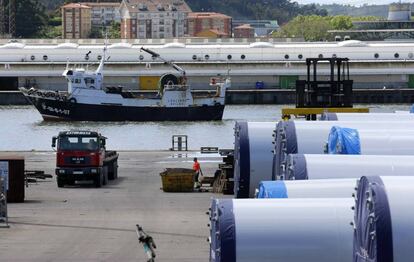 Torres metálicas para parques eólicos construidas en Asturias y almacenadas para su transporte en el puerto de Avilés.