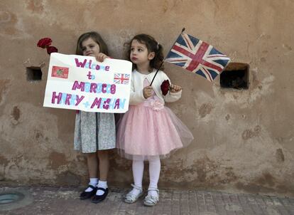 Dos niñas esperan la llegada de los príncipes británicos Harry y Meghan, en los jardines andaluces de Rabat (Marruecos). Los Duques de Sussex están realizando una visita de tres días al país.