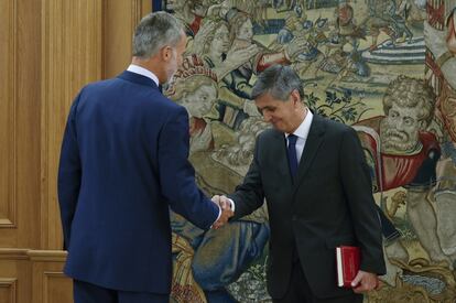 El presidente del Tribunal Constitucional, Pedro González Trevijano, entegó al Rey la memoria anual de la institución correspondiente a 2021 en una audiencia celebrada en Zarzuela, la víspera de la solemne apertura del Año Judicial.