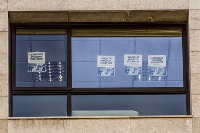 Detalle de una de las ventanas de la Conselleria de Exteriores con carteles pidiendo la libertad para los presos políticos.