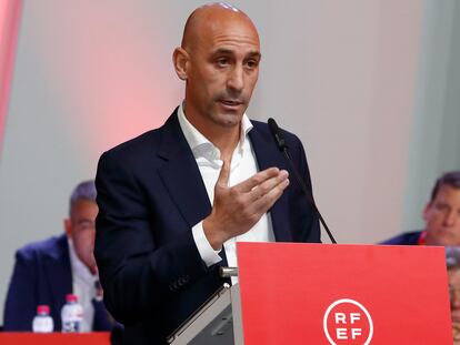 El presidente de la Real Federación Española de Fútbol, Luis Rubiales, durante su intervención en la Asamblea General este viernes.