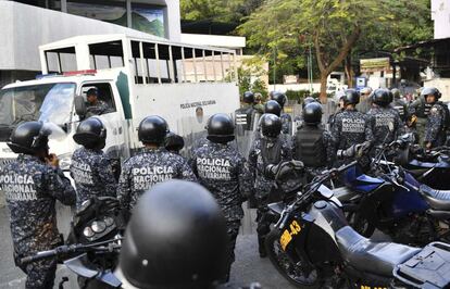 Oficiales de la Policía Nacional permanecen fuera del puesto de comando de la Guardia Nacional en Cotiza, en el norte de Caracas, después de un breve levantamiento militar. 