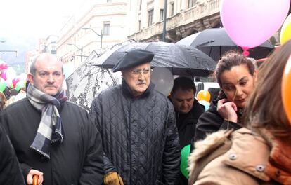 El alcalde de Bilbao, Iñaki Azkuna, entre los niños que han participado en la suelta de globos