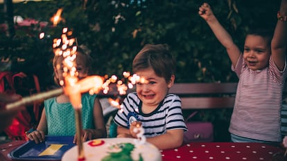 En vez de meter a los niños en tu casa y sufrir por si te destrozan algo, otras opciones pueden ser alquilar una sala de fiestas infantiles o llevarlos al cine.