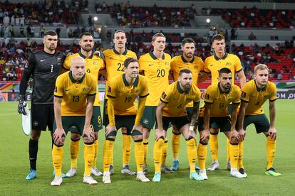 El equipo de Australia posa antes de un partido.