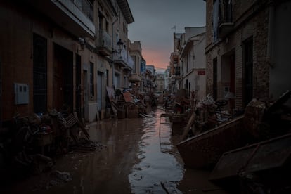 Una calle del centro de Paiporta queda desrtica al caer la noche, despus de que vecinos y vecinas pasen el da sacando de sus viviendas los muebles destrozados por la riada, el viernes 1 de noviembre de 2024.