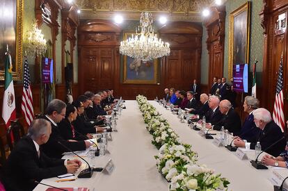 En una fotografía cedida este lunes por la Presidencia de México, Andrés Manuel López Obrador y Joe Biden, junto con sus respectivos equipos de trabajo durante la reunión bilateral en Palacio Nacional.