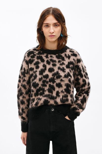 Un clásico que nunca pasa de moda es el animal print. Con este jersey de Bimba y Lola lo podrás lucir también en los días más fríos.

De 150 a 45€