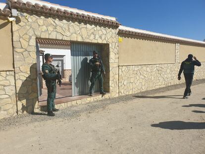 Agentes de la Guardia Civil en un registro en Trebujena durante una operación de narcotráfico contra una banda que introducía cocaína en narcolanchas de hachís