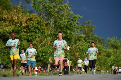 In this photo taken on May 22, 2022, participants take part in a day of fitness activities organised to promote healthy lifestyles, in the southern Thai province of Narathiwat. (Photo by Madaree TOHLALA / AFP)