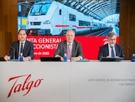 Jainaga, flanqueado el junta de Talgo por Rafael Sterling y por Francisco Javier Gómez.