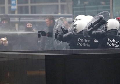 Policiais usam spray de pimenta contra manifestantes violentos.