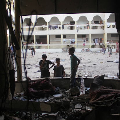 Palestinians look at the damage at the site of an Israeli strike on a school sheltering displaced people, amid the Israel-Hamas conflict, in Gaza City August 10, 2024. REUTERS/Mahmoud Issa