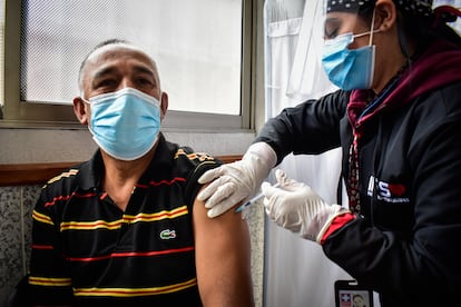 hombre recibe una dosis de la nueva vacuna contra el coronavirus (COVID-19) de AstraZeneca
