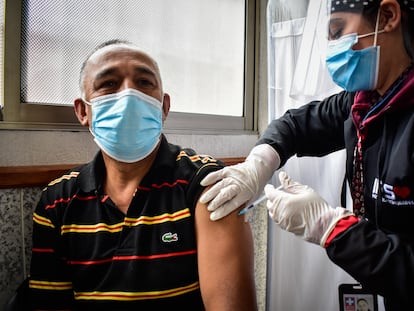 Un hombre recibe una dosis de la nueva vacuna contra el coronavirus (COVID-19) de AstraZeneca, en Pasto, el 18 de junio de 2021.