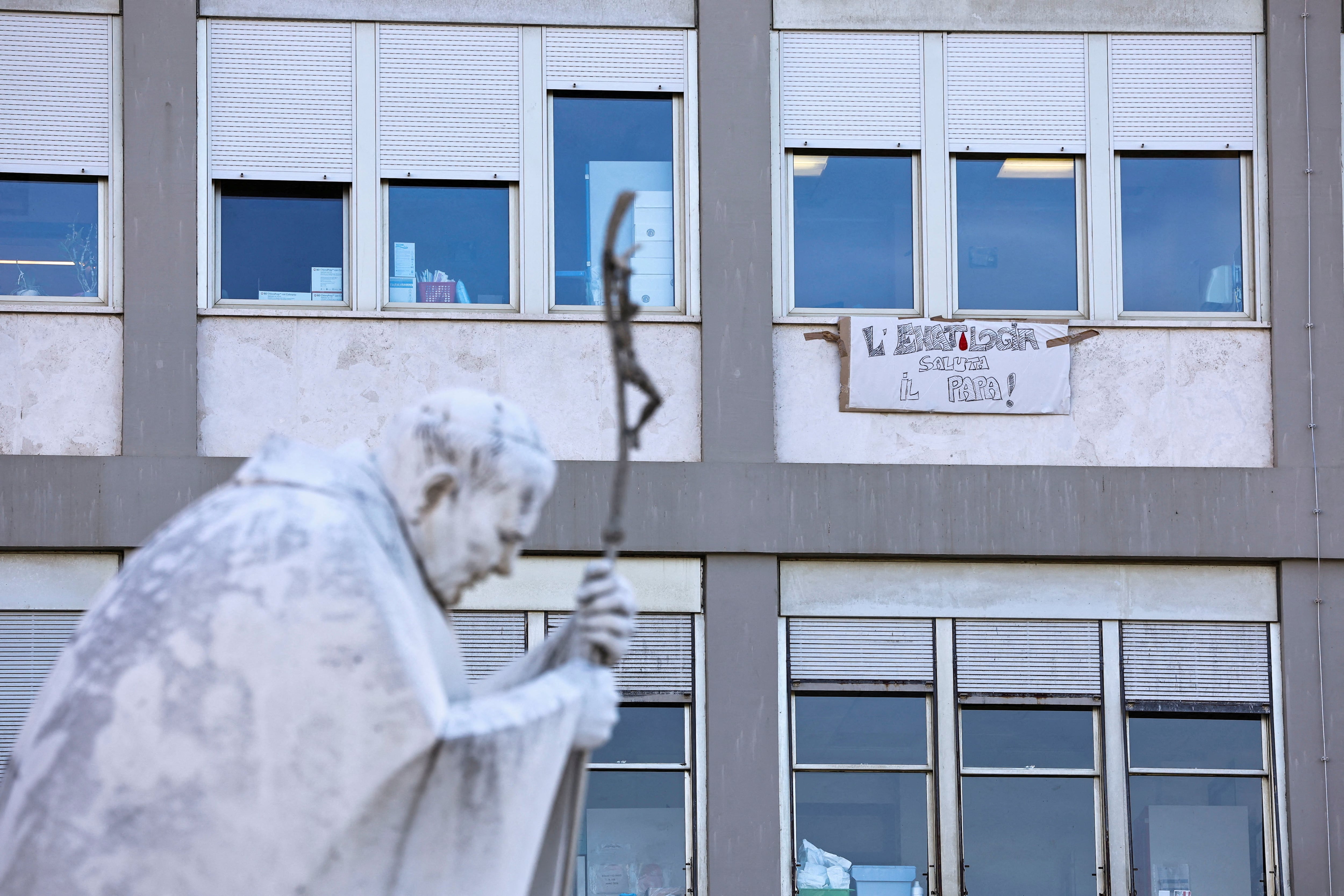 El Papa evoluciona “con normalidad” y realiza fisioterapia dos días después de su operación
