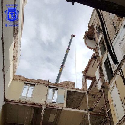 La grúa que ha ayudado a retirar la cubierta del edificio.