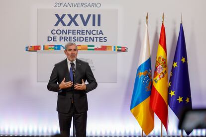 El presidente de Canarias, Fernando Clavijo, realiza declaraciones durante la XXVII Conferencia de Presidentes, que se celebra este viernes en Palacio de la Magdalena de Santander.
