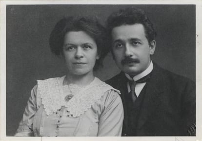 Albert Einstein junto a su compañera de estudios y pareja, la matemática Mileva Marić, en 1912.