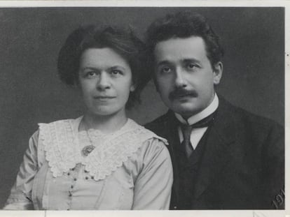 Albert Einstein junto a su compañera de estudios y pareja, la matemática Mileva Marić, en 1912.