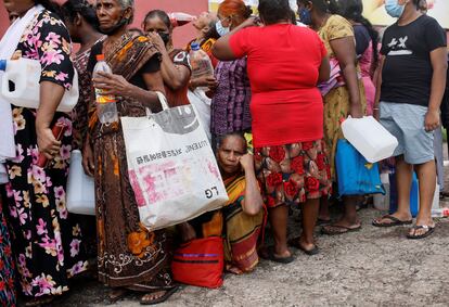 Cola de personas para comprar queroseno frente a una estación de combustible, en medio de la crisis económica del país, en una calle de Colombo, Sri Lanka.