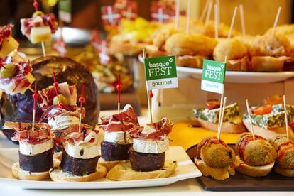 Una barra de pinchos de la última edición de basque FEST en Bilbao.