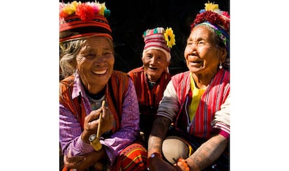 Mujeres del pueblo indígena igorot, ciudad Baguio. En la Cordillera Central de Filipinas la narración de historias está extendida: es una oportunidad para compartir, para sorprenderse y para dar continuidad a su modo de vida único. A pesar de las leyes que supuestamente protegen sus derechos, la minería supone una seria amenaza para la supervivencia de muchas comunidades tribales por toda Filipinas.