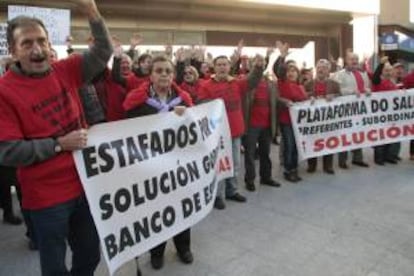 Afectados por las participaciones preferentes de la plataforma de O Salnés encerrados en el Ayuntamiento de Sanxenxo.