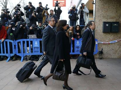 Diego Torres (i) junto a su esposa Ana Maria Tejeiro (c) a su llegada a los juzgados de Palma.