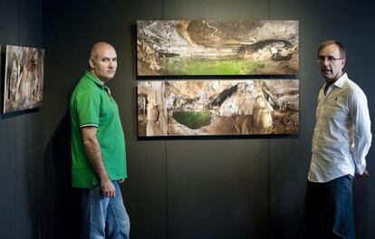 Javier Casado (izquierda) y Alberto Cordero junto a las fotografías panorámicas sobre cavidades subterráneas.