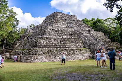 Una vista majestuosa de las ruinas mayas de Chacchoben.