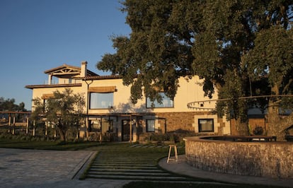 Exterior del hotel Hábitat Cigüeña Negra, en Valdeverde del Fresno.